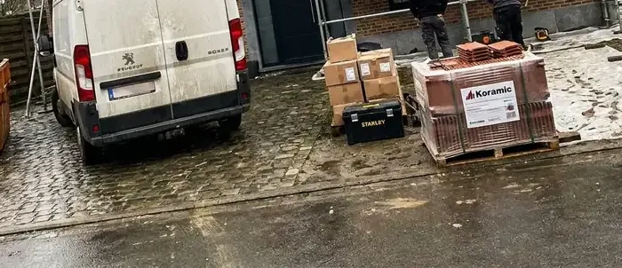Palettes de tuiles livrées au pied du chantier à Braine-l'Alleud