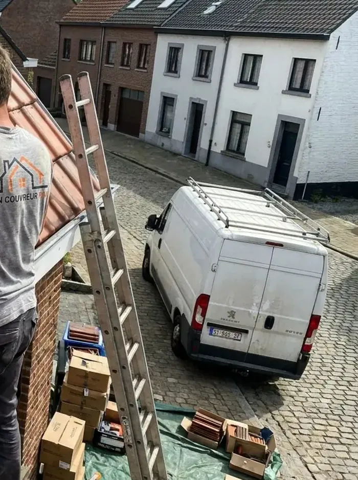Camionnette Mon Couvreur Pro garée dans la rue pendant un chantier de toiture